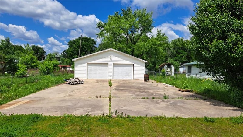 214 E Hickory St, Elk City, KS 67344
