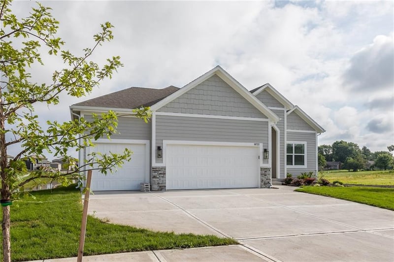 18722 169th Ter, Olathe, KS 66062