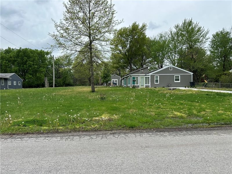 13608 Spruce Ave, Grandview, MO 64030