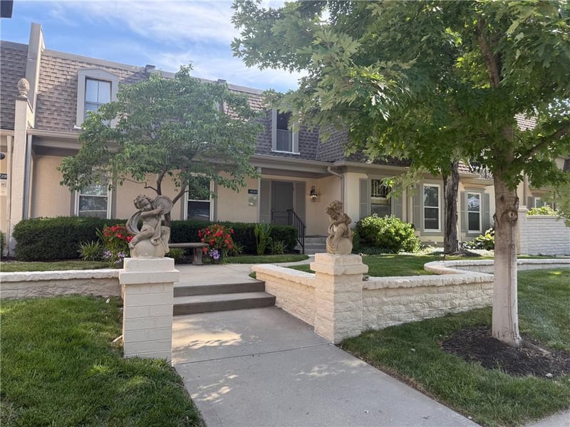 6724 W 109th St #D, Overland Park, KS 66211