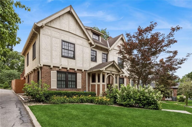 609 E 54th St, Kansas City, MO 64110