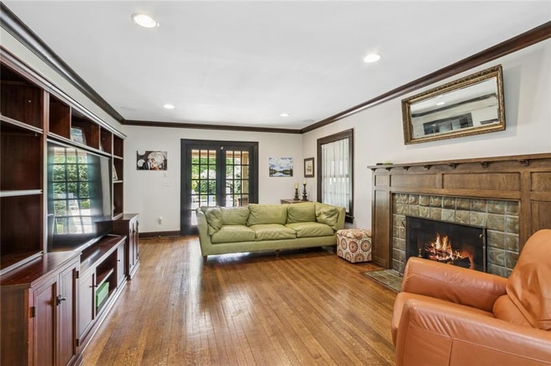 609 E 54th St, Kansas City, MO 64110
