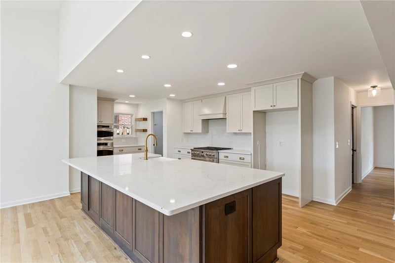 10136 Barton St, Overland Park, KS 66214