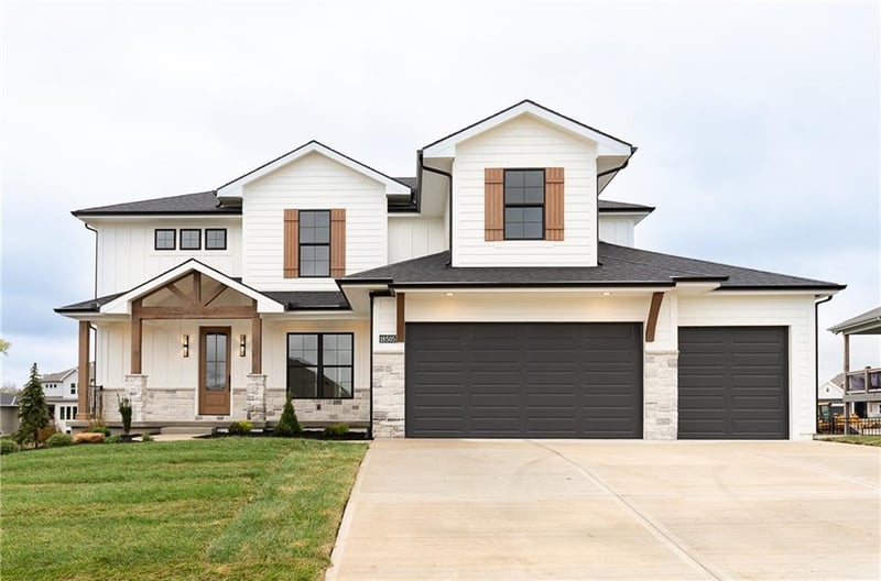 18505 Mohawk Ln, Overland Park, KS 66085