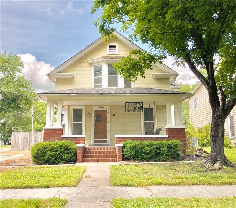406 6th St, Burlington, KS 66839