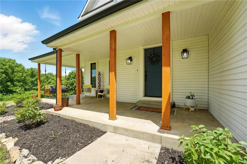 15376 Loring Rd, Bonner Springs, KS 66012