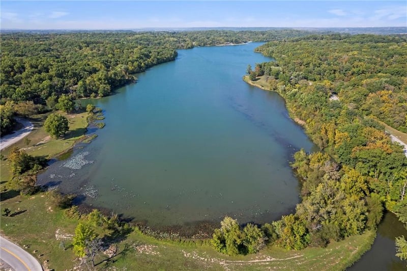 12343 Pinehurst Dr, Kansas City, KS 66109