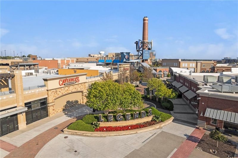 12343 Pinehurst Dr, Kansas City, KS 66109