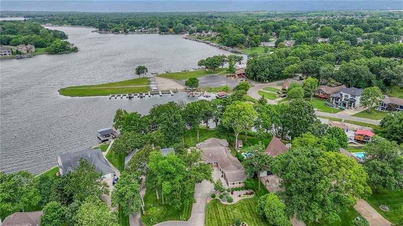 6 Mohave Dr, Lake Winnebago, MO 64034