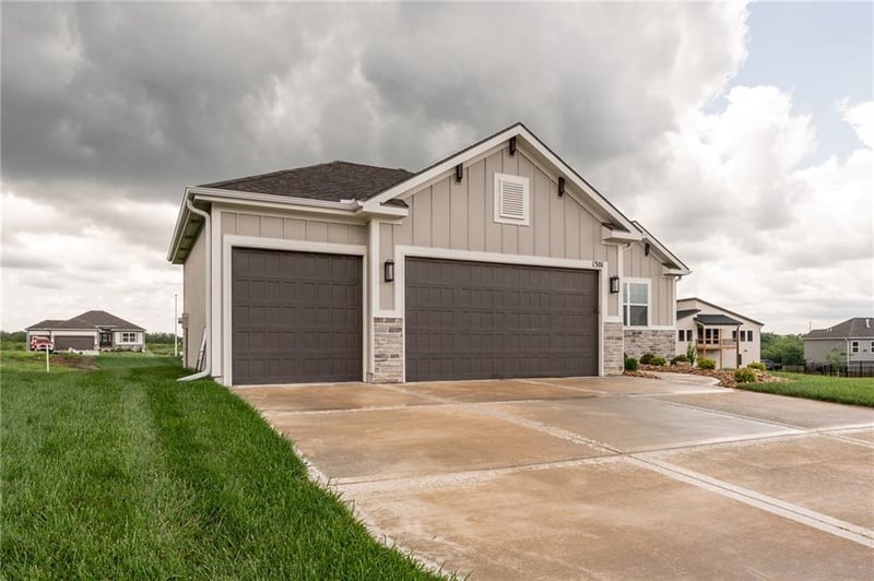 1301 NE 123rd St, Kansas City, MO 64165