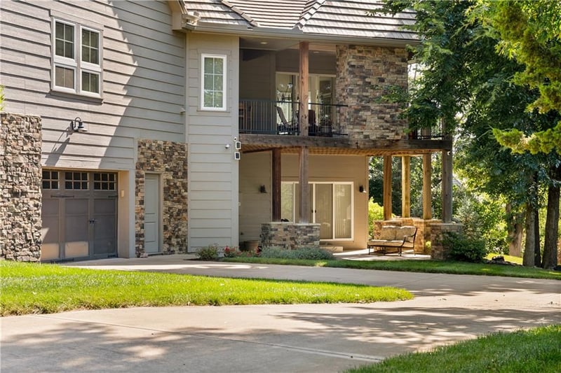 4915 NW Canyon Ct, Lee's Summit, MO 64064