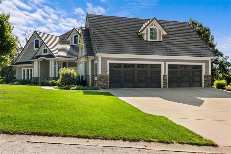 4915 NW Canyon Ct, Lee's Summit, MO 64064
