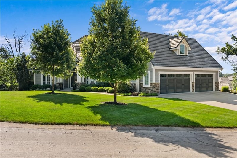 4915 NW Canyon Ct, Lee's Summit, MO 64064