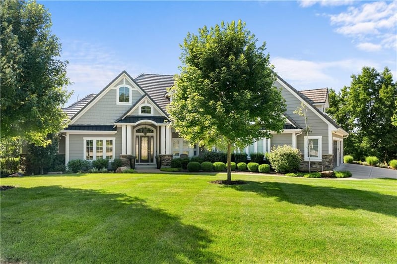 4915 NW Canyon Ct, Lee's Summit, MO 64064