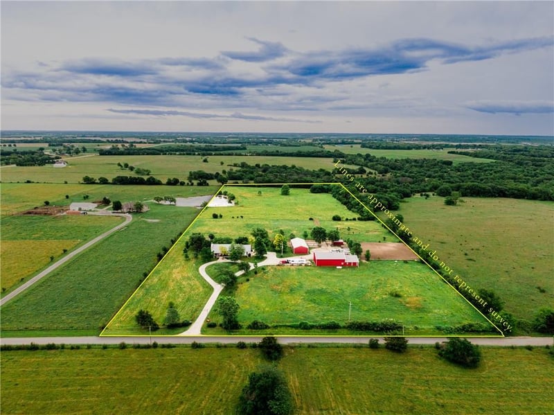 3247 Oregon Rd, Ottawa, KS 66067