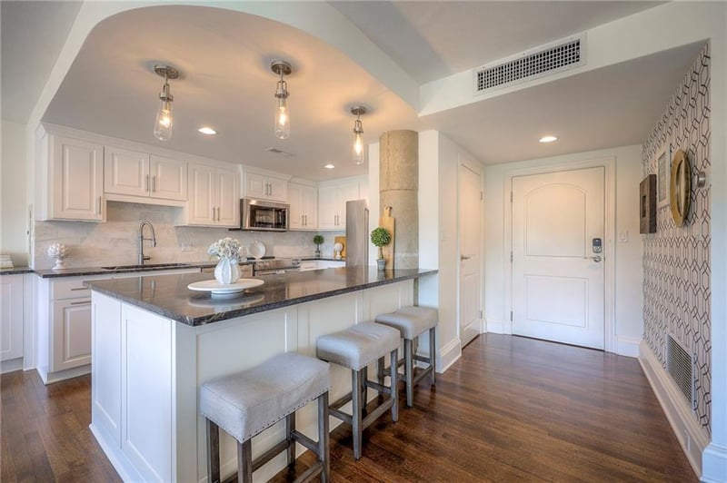 803 48th St #404, Kansas City, MO 64112