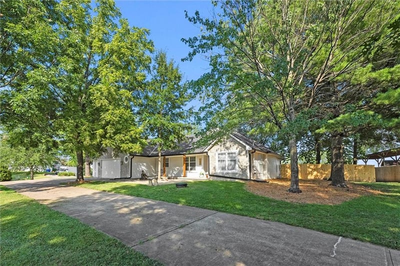 1207 S 105th St, Edwardsville, KS 66111