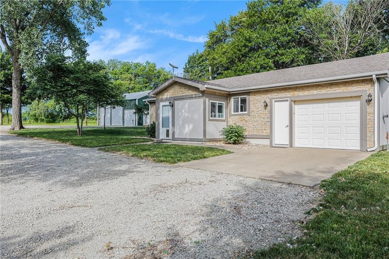 1433 Haskell Rd, Williamsburg, KS 66095
