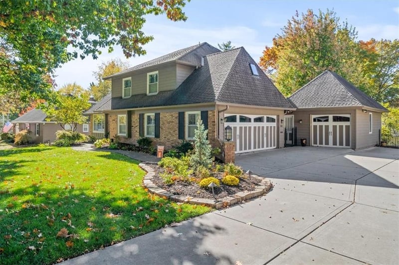 8204 Cherokee Cir, Leawood, KS 66206