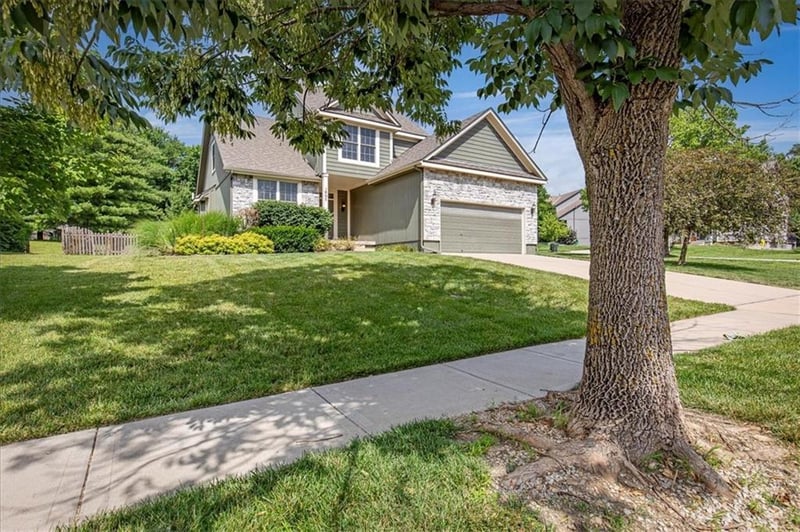 895 Diane Dr, Olathe, KS 66061