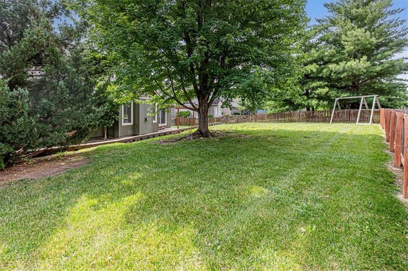 895 Diane Dr, Olathe, KS 66061