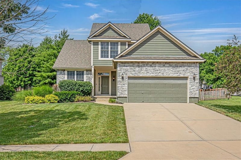 895 Diane Dr, Olathe, KS 66061