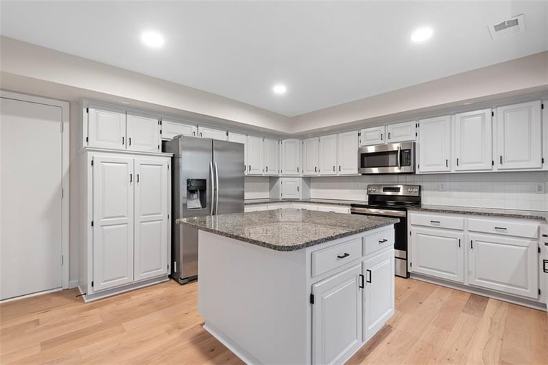 1051 121st St, Olathe, KS 66061