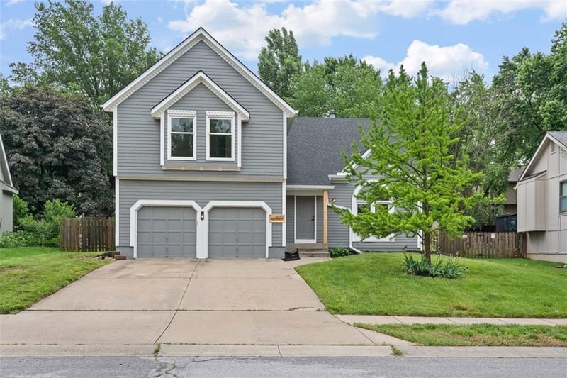 1051 121st St, Olathe, KS 66061