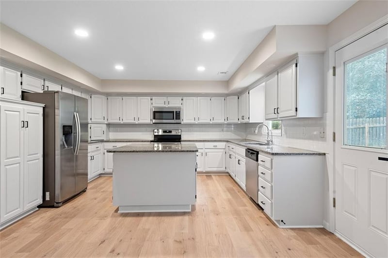 1051 121st St, Olathe, KS 66061