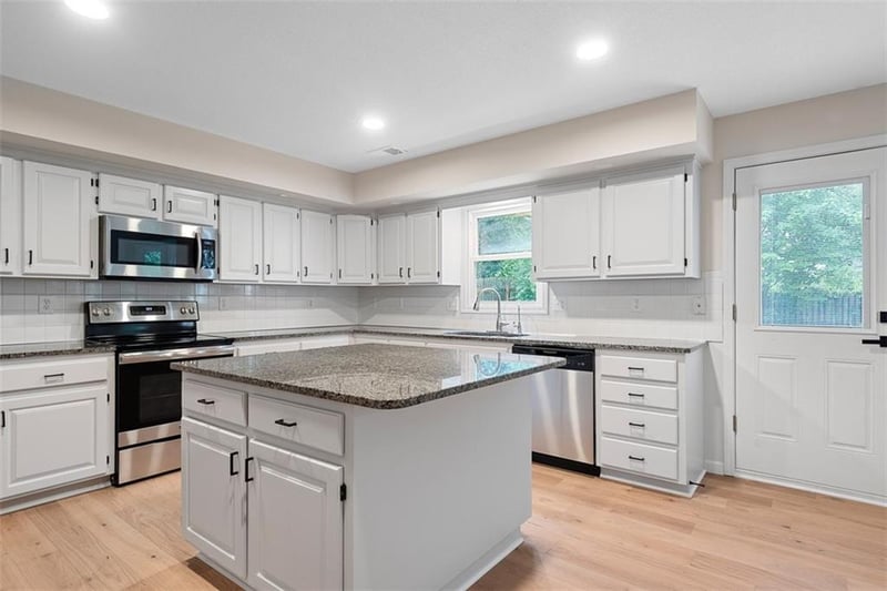 1051 121st St, Olathe, KS 66061