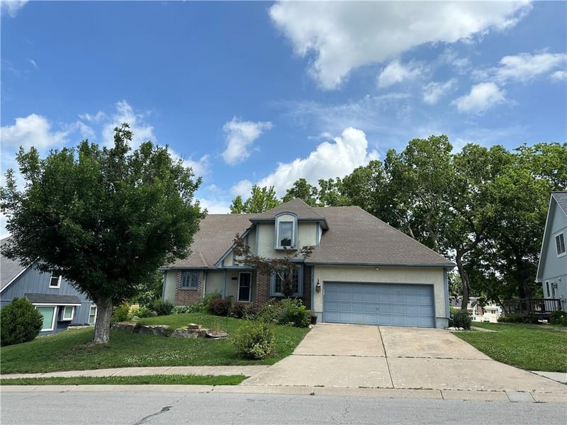 1103 Stonecreek Dr, Blue Springs, MO 64015