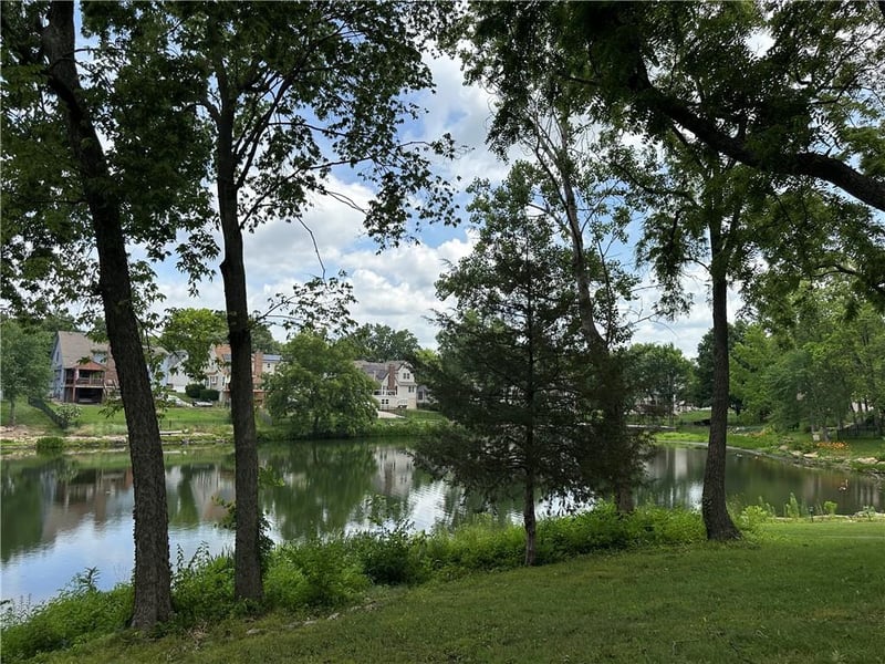 1103 Stonecreek Dr, Blue Springs, MO 64015