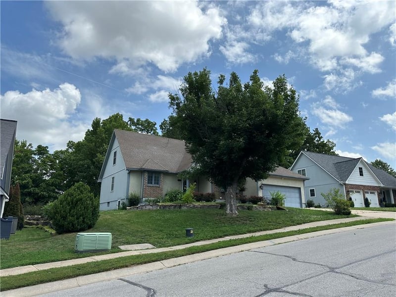 1103 Stonecreek Dr, Blue Springs, MO 64015