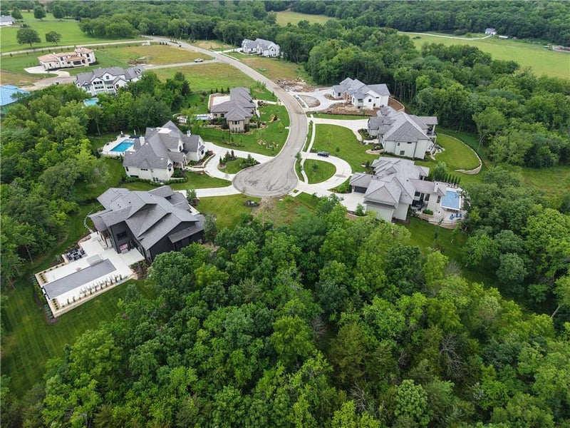 8456 175th St, Overland Park, KS 66221