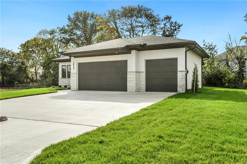 3932 Flinkrock Dr, Lee's Summit, MO 64082