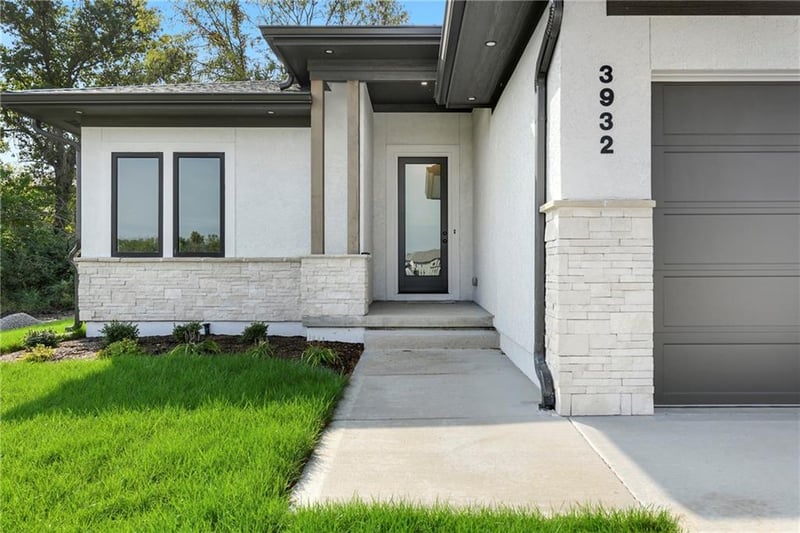 3932 Flintrock Dr, Lee's Summit, MO 64082