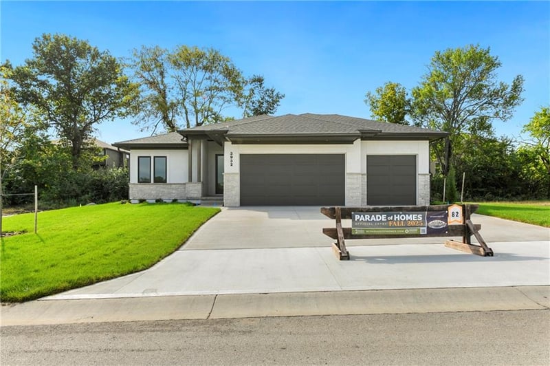 3932 Flintrock Dr, Lee's Summit, MO 64082