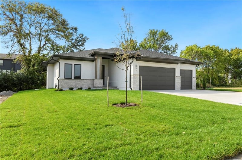 3932 Flintrock Dr, Lee's Summit, MO 64082