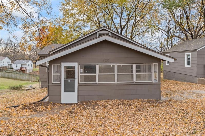 320 Cedar Ave, Independence, MO 64053