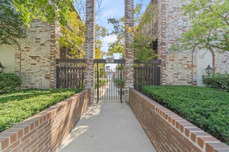 5015 Walnut St #A, Kansas City, MO 64112