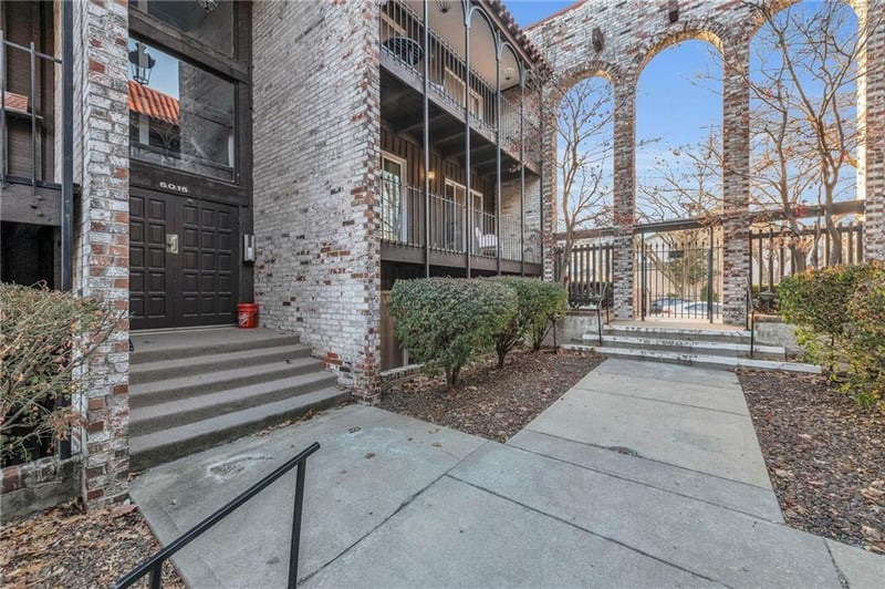 5015 Walnut St #A, Kansas City, MO 64112