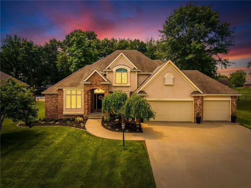 4902 Corinth Dr, St Joseph, MO 64506