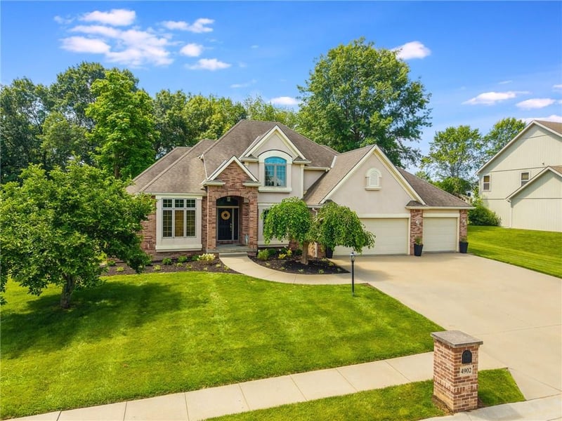 4902 Corinth Dr, St Joseph, MO 64506