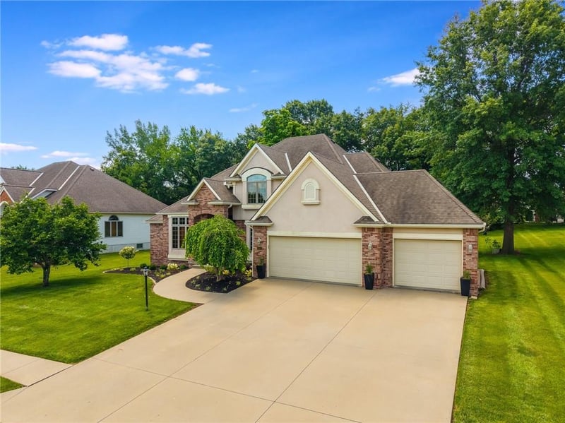 4902 Corinth Dr, St Joseph, MO 64506