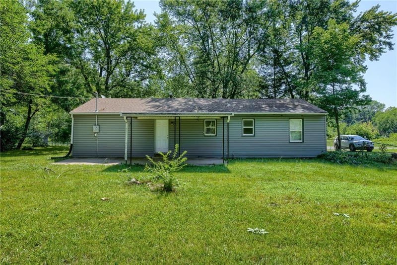 18802 Lakeside Ln, Belton, MO 64012