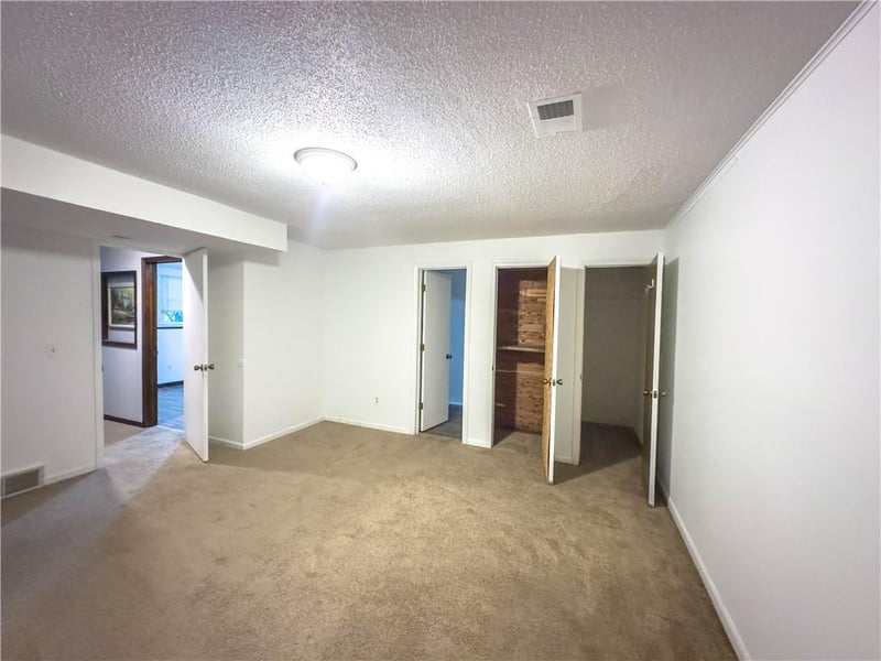 5710 Raintree Dr, Parkville, MO 64152