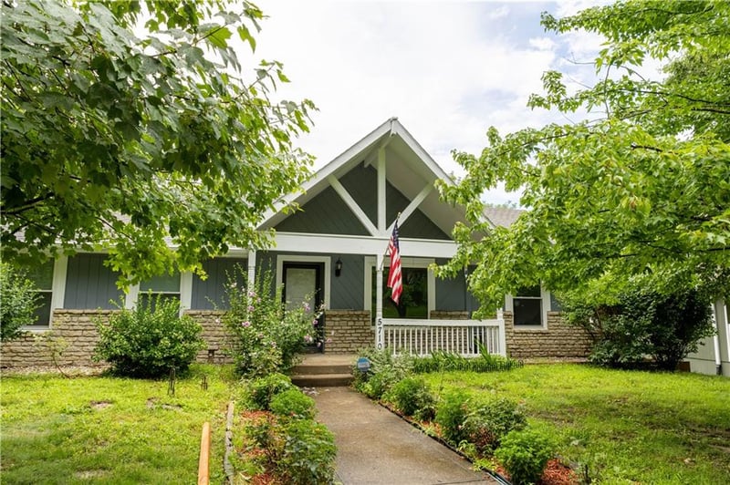 5710 Raintree Dr, Parkville, MO 64152