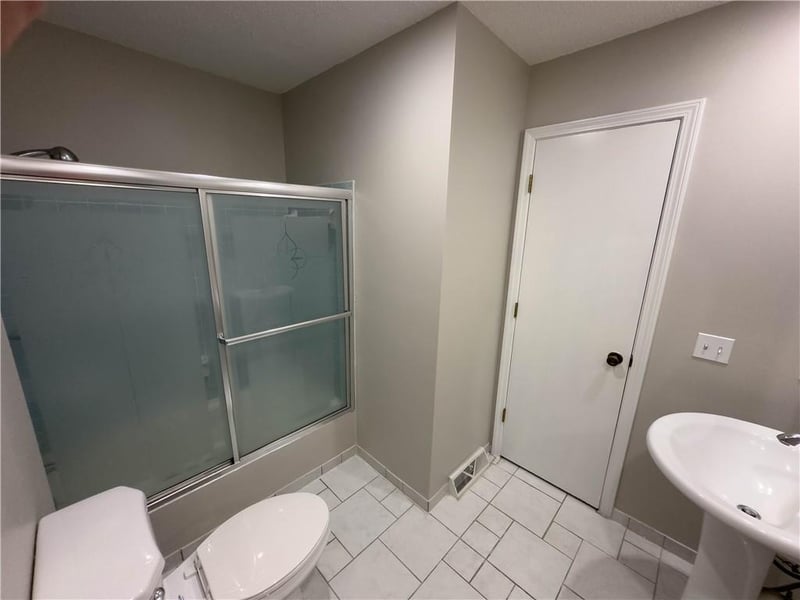 5710 Raintree Dr, Parkville, MO 64152