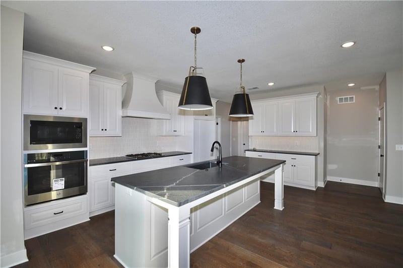 8325 76th Ter, Kansas City, MO 64158