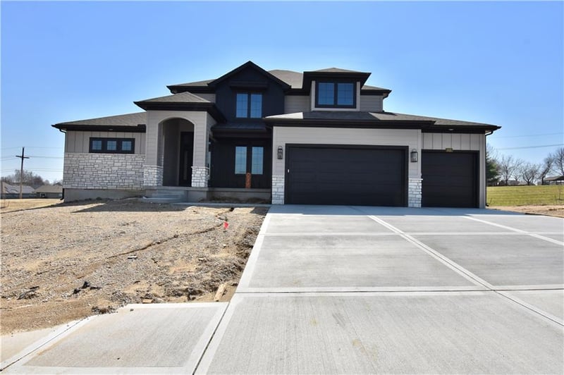 8325 76th Ter, Kansas City, MO 64158